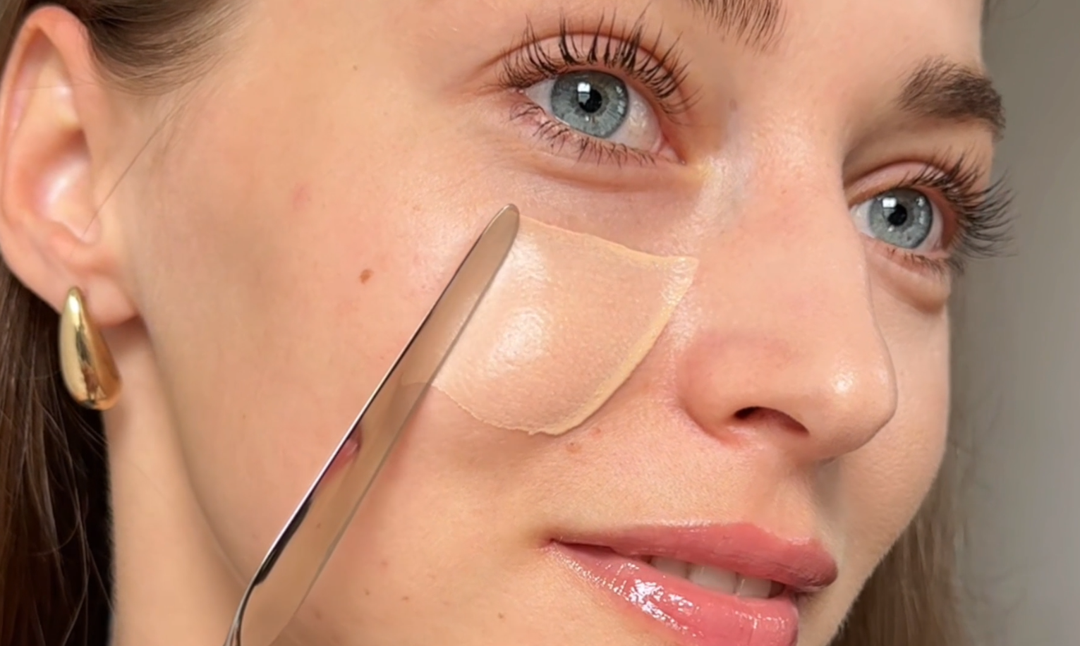 🌿 No-Foundation Makeup 2025: The K-Beauty Trend Everyone’s Talking About