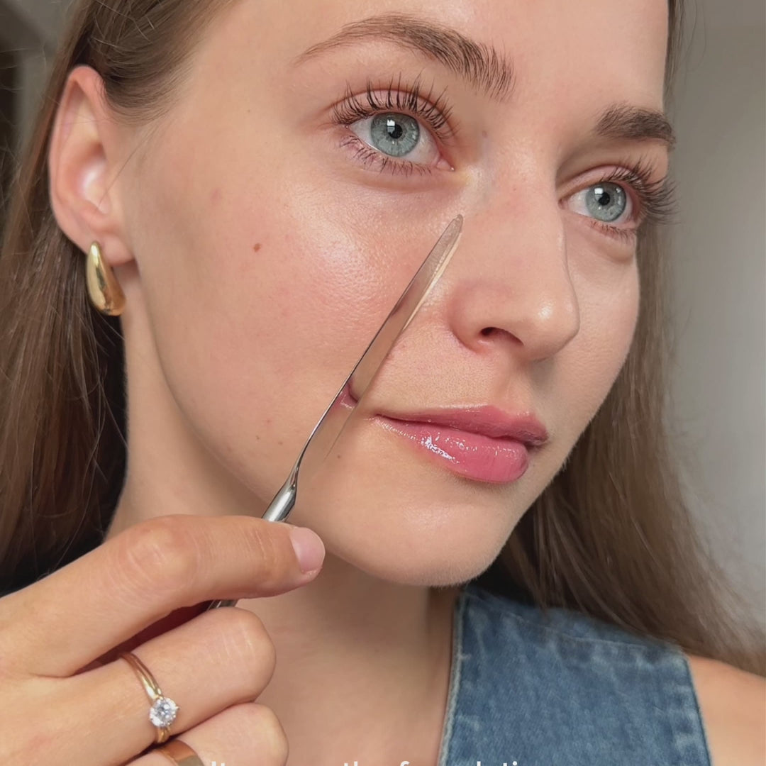 Woman uses RE LUMI stainless steel spatula to apply foundation in a thin, smooth layer, showing precise, hygienic, eco-friendly K-beauty finish.