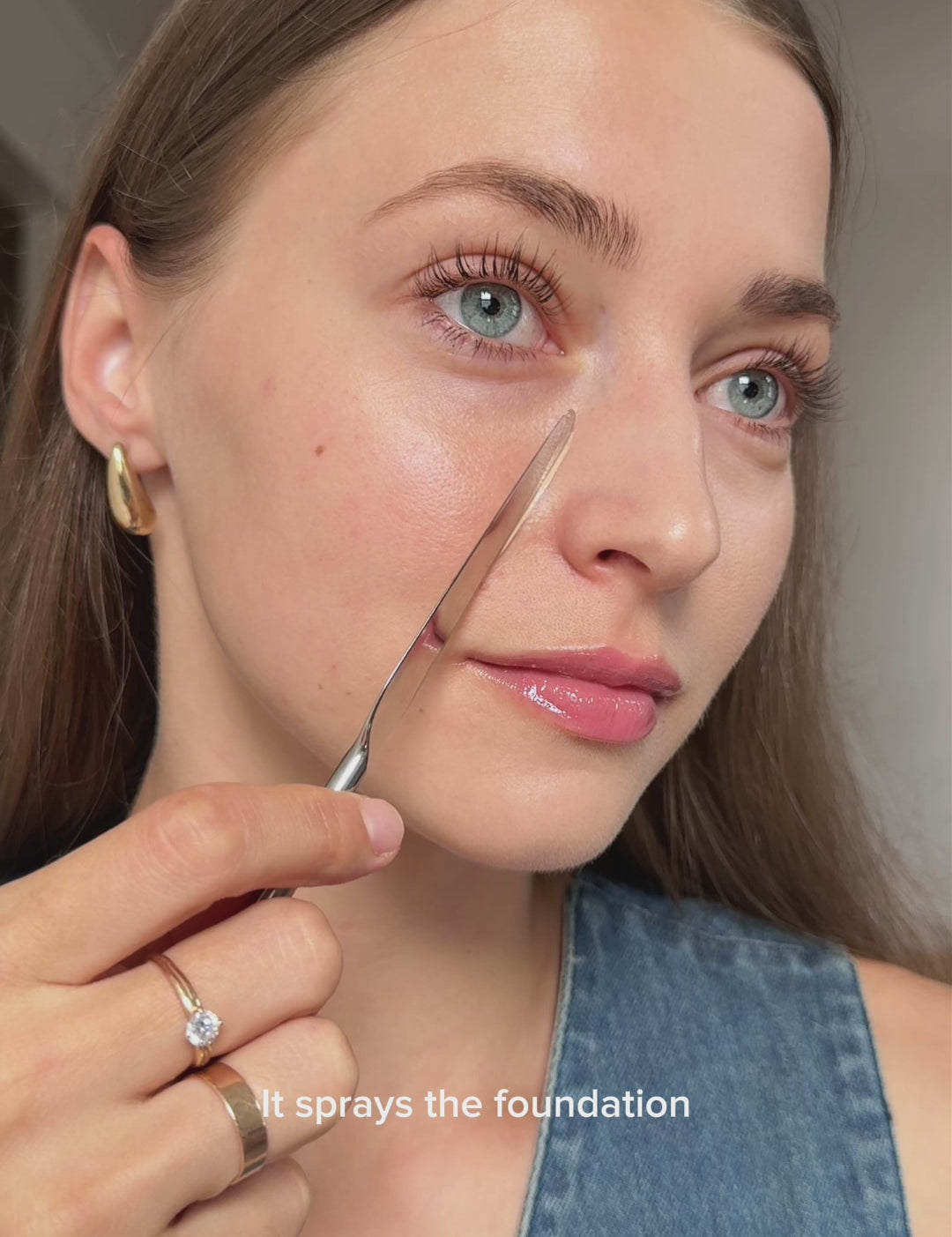 Woman uses RE LUMI stainless steel spatula to apply foundation in a thin, smooth layer, showing precise, hygienic, eco-friendly K-beauty finish.