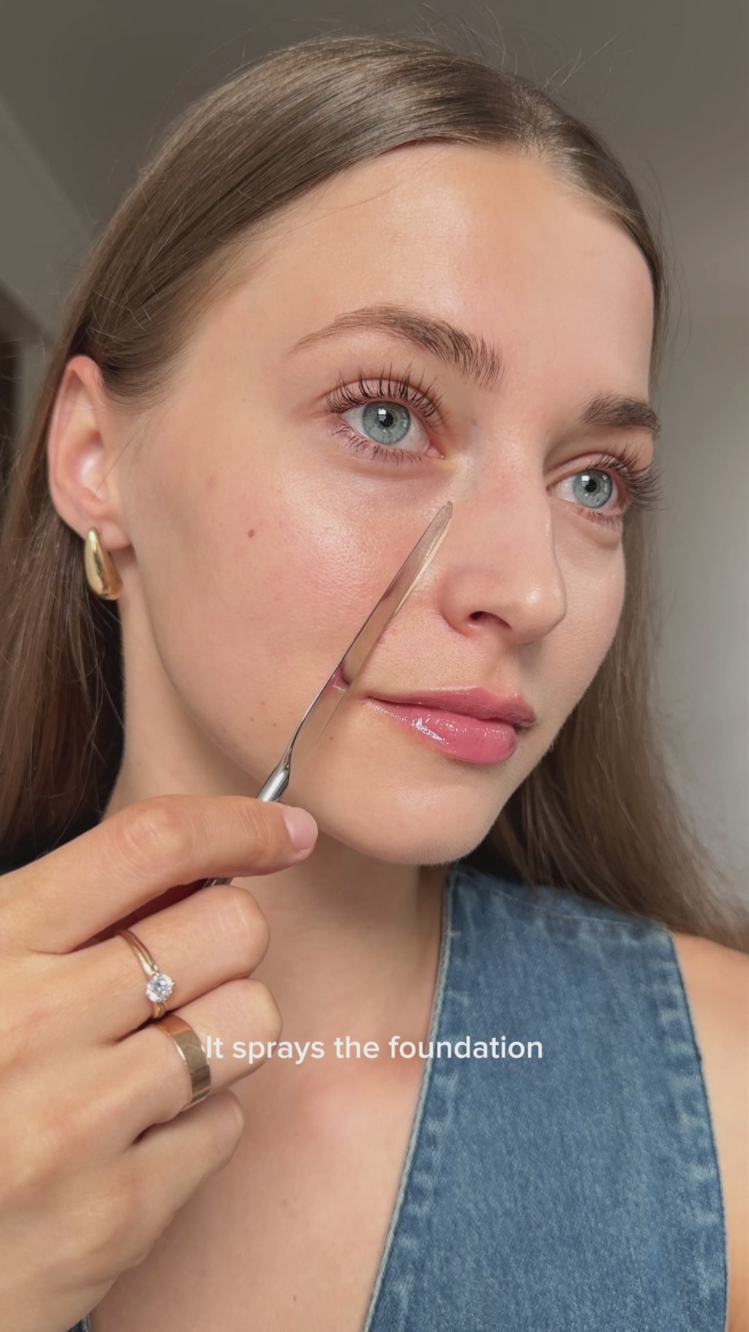 Woman uses RE LUMI stainless steel spatula to apply foundation in a thin, smooth layer, showing precise, hygienic, eco-friendly K-beauty finish.