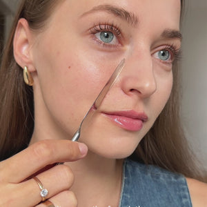 Woman uses RE LUMI stainless steel spatula to apply foundation in a thin, smooth layer, showing precise, hygienic, eco-friendly K-beauty finish.