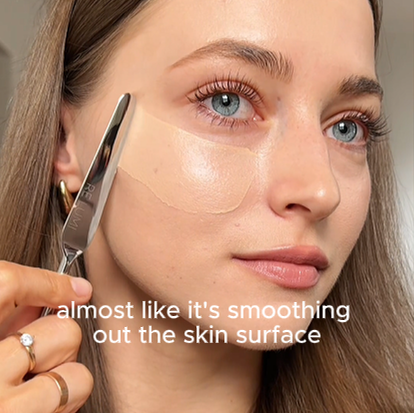 Brush and RE LUMI Spatula comparison video showing superior result of RE LUMI spatula +puff